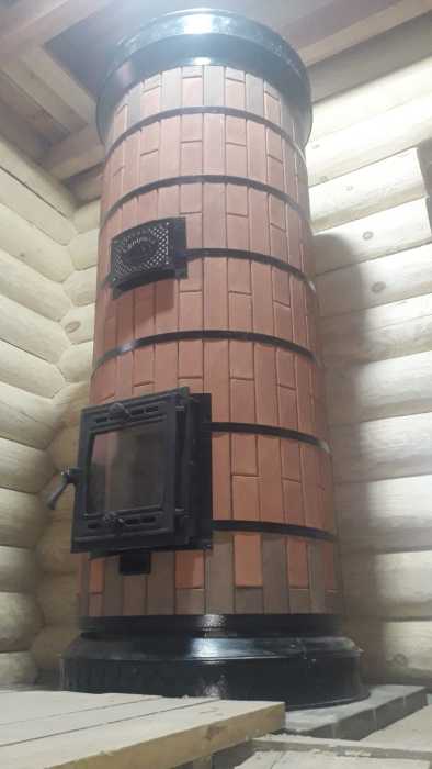 Печь отопительная "СУДАРЫНЯ" в кирпичной облицовке