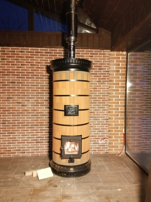 Печь отопительная "СУДАРЫНЯ" в кирпичной облицовке